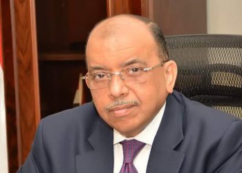 وزير التنمية المحلية يوجه المحافظين بتطبيق المواعيد الصيفية لفتح وغلق المحال التجارية والمطاعم