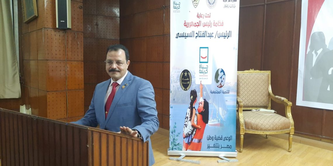 (صور).. اللواء حافظ حسن يُلقى محاضرة لـ “سفراء الوعى” بالجيزة