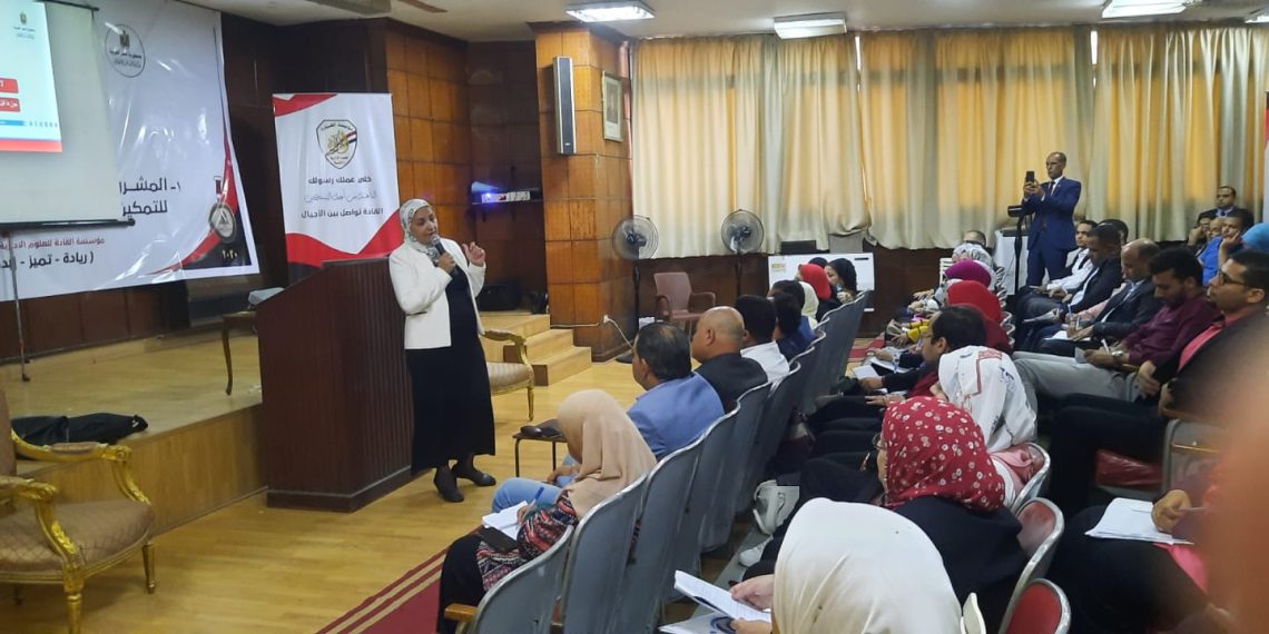 (صور).. الدكتورة آمال زكى تلتقى “سفراء الوعى” فى ختام الفعاليات بالجيزة