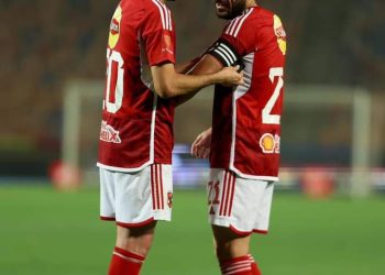 لأول مرة في تاريخه علي معلول يحمل شارة كابتن الأهلي