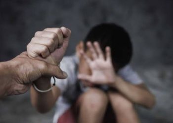 سبب سوء سلوكه واعتياده تناول السجائر زوجان يقتلان ابنهما