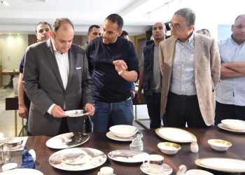 وزير التجارة والصناعة يزور مصانع الشركة المصرية الألمانية لصناعة البورسلين في الإسكندرية