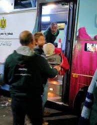 فريق أطفال وكبار بلا مأوى ينقذ مسناُ وينقله لدار عقيلة السماع بالقاهرة