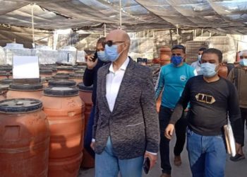 صحة الشرقية تضبط أكثر من ٤٥ طن أغذية فاسدة..وغلق مصنع مياه غازية ومخزنين للأغذية بههيا