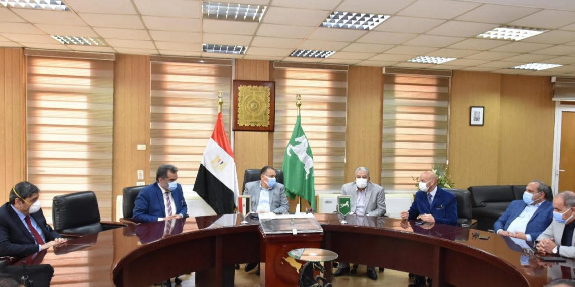 محافظ الشرقية يجتمع بالقيادات الطبية لبحث مواجهة الموجة الثالثة لفيروس كورونا المستجد