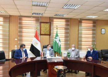 محافظ الشرقية يجتمع بالقيادات الطبية لبحث مواجهة الموجة الثالثة لفيروس كورونا المستجد